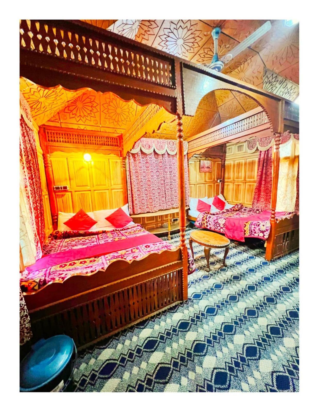 Mossess Group Of Houseboats Hotell Srīnagar Eksteriør bilde