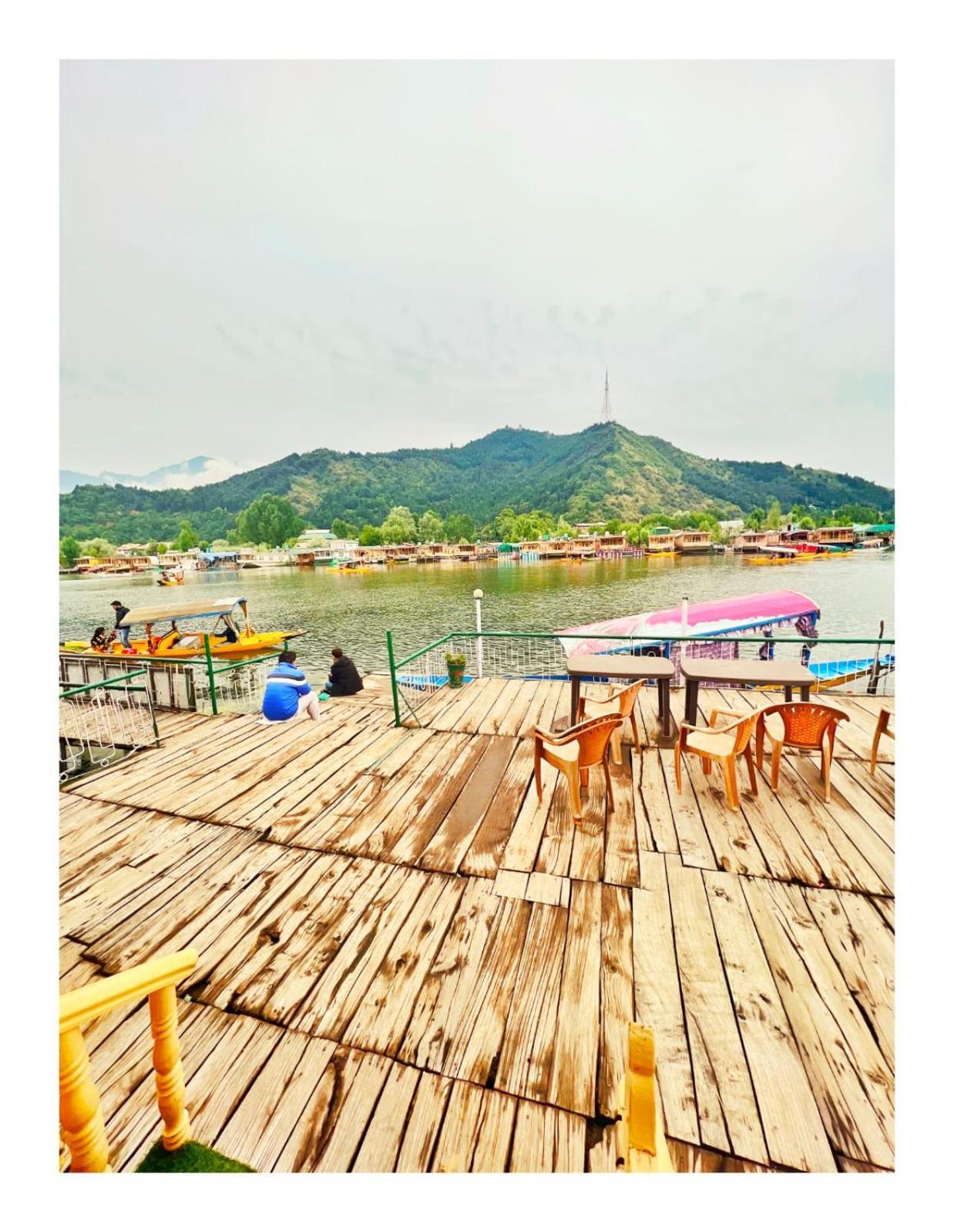 Mossess Group Of Houseboats Hotell Srīnagar Eksteriør bilde