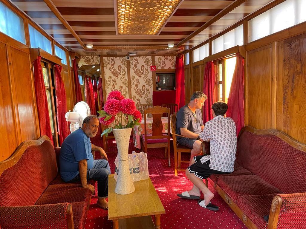 Mossess Group Of Houseboats Hotell Srīnagar Eksteriør bilde