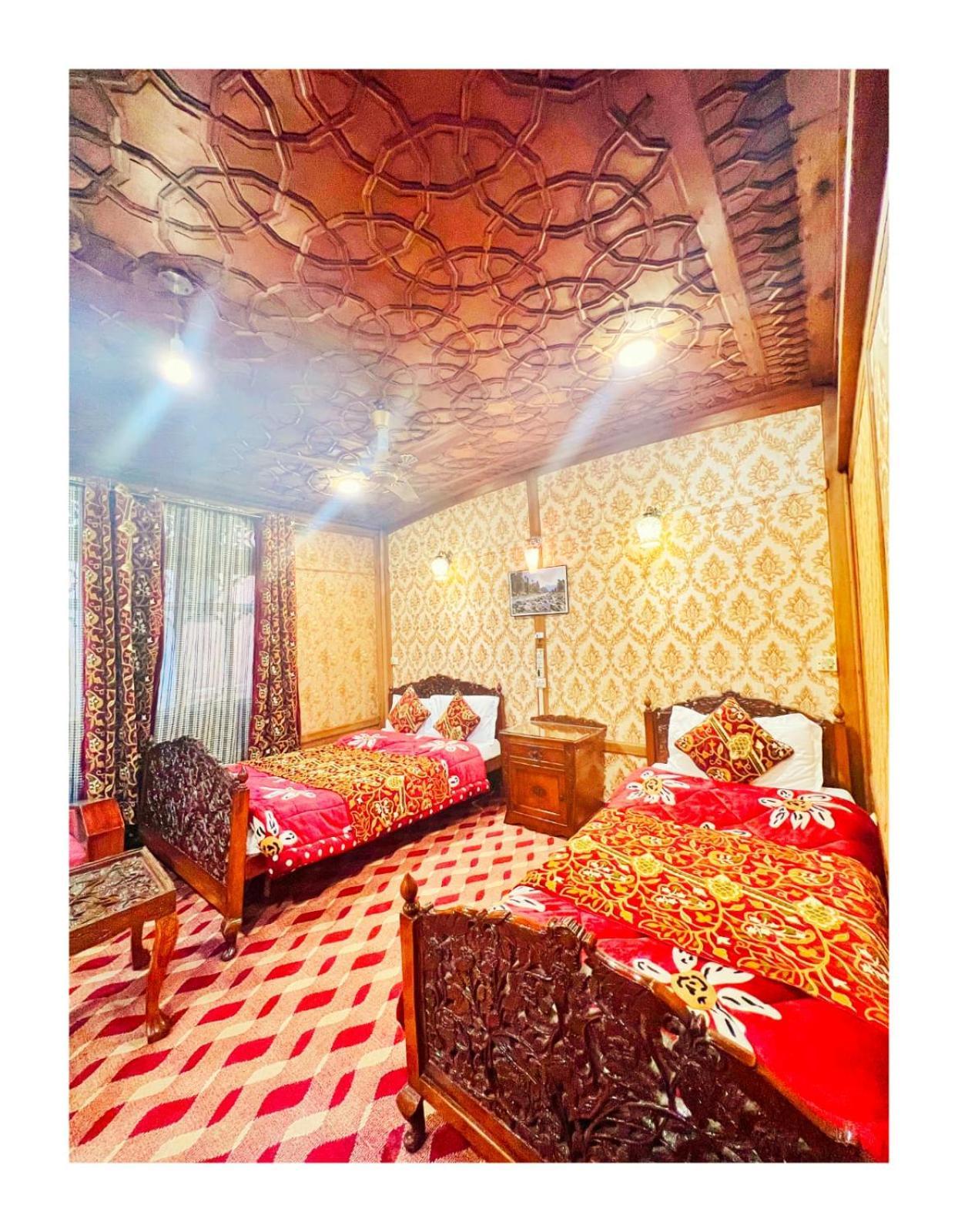 Mossess Group Of Houseboats Hotell Srīnagar Eksteriør bilde