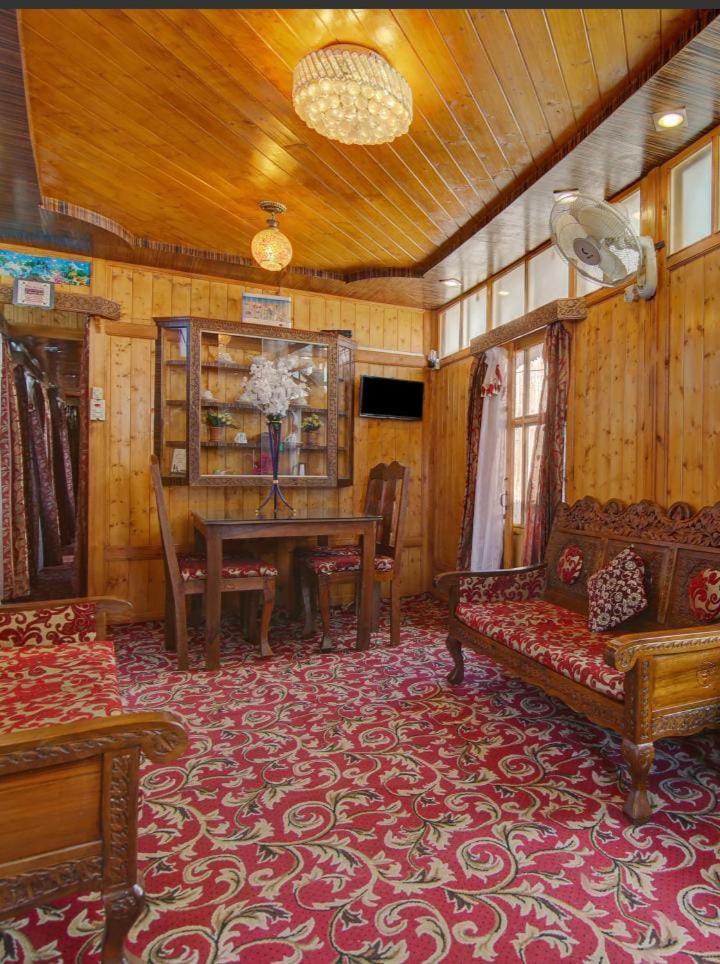 Mossess Group Of Houseboats Hotell Srīnagar Eksteriør bilde